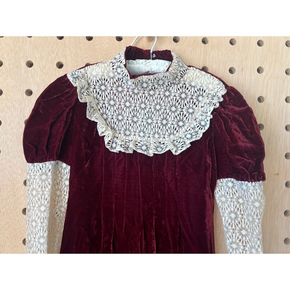 Burgundy velvet gown - Picture 4 of 5